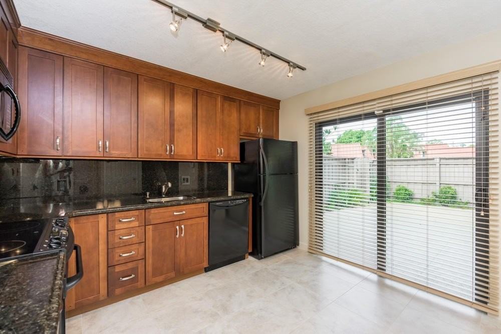 818 8th Ct - Photo 6 of 21