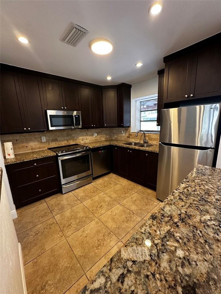 230 Ne 21st St - Photo 5 of 19