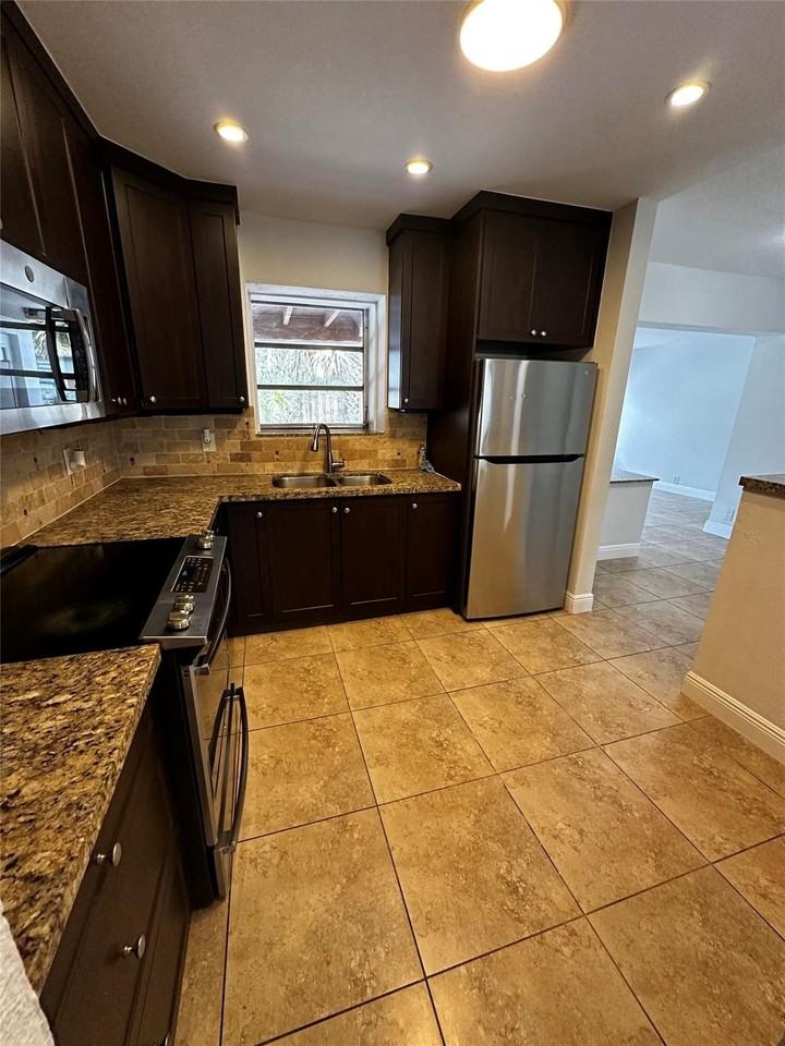 230 Ne 21st St - Photo 6 of 19