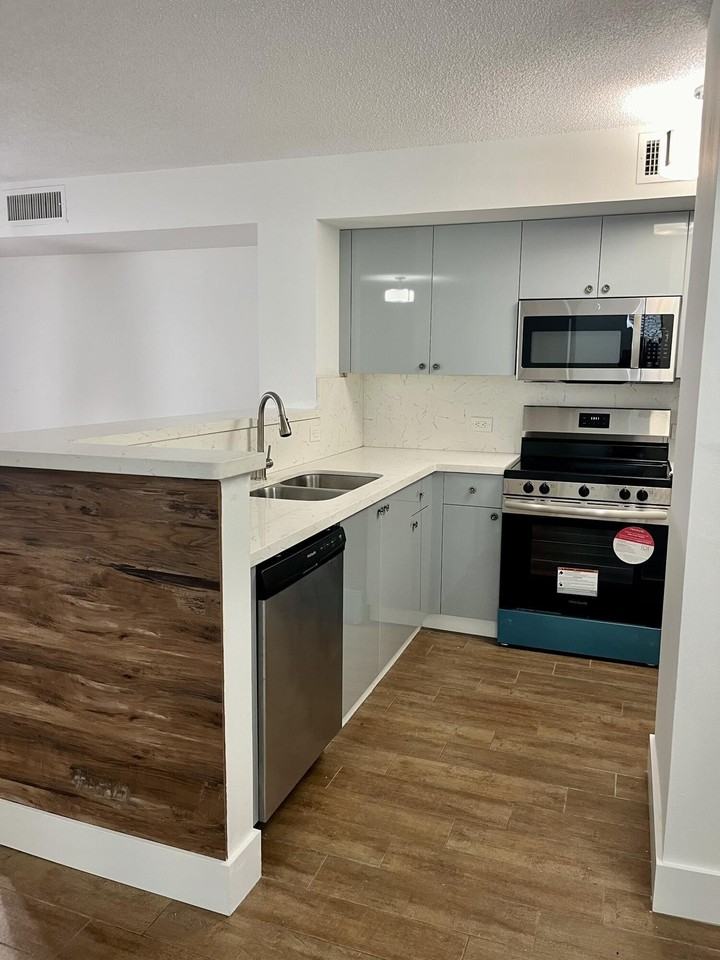 631 Sw 111th Ln #102 - Photo 3 of 13
