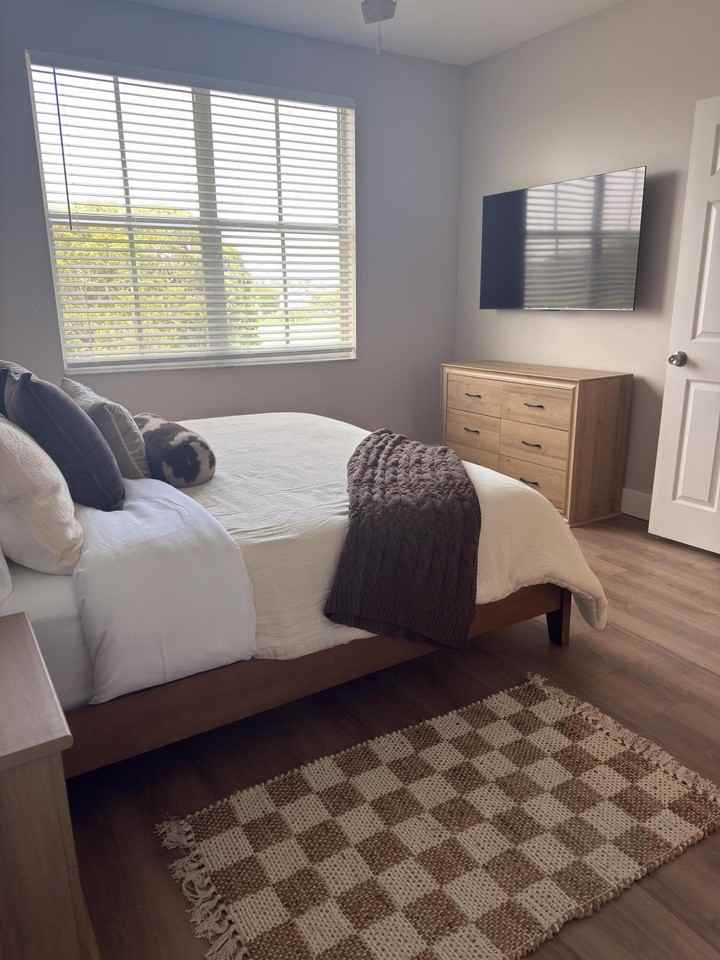 2060 Greenview Shores Blvd - Photo 7 of 24