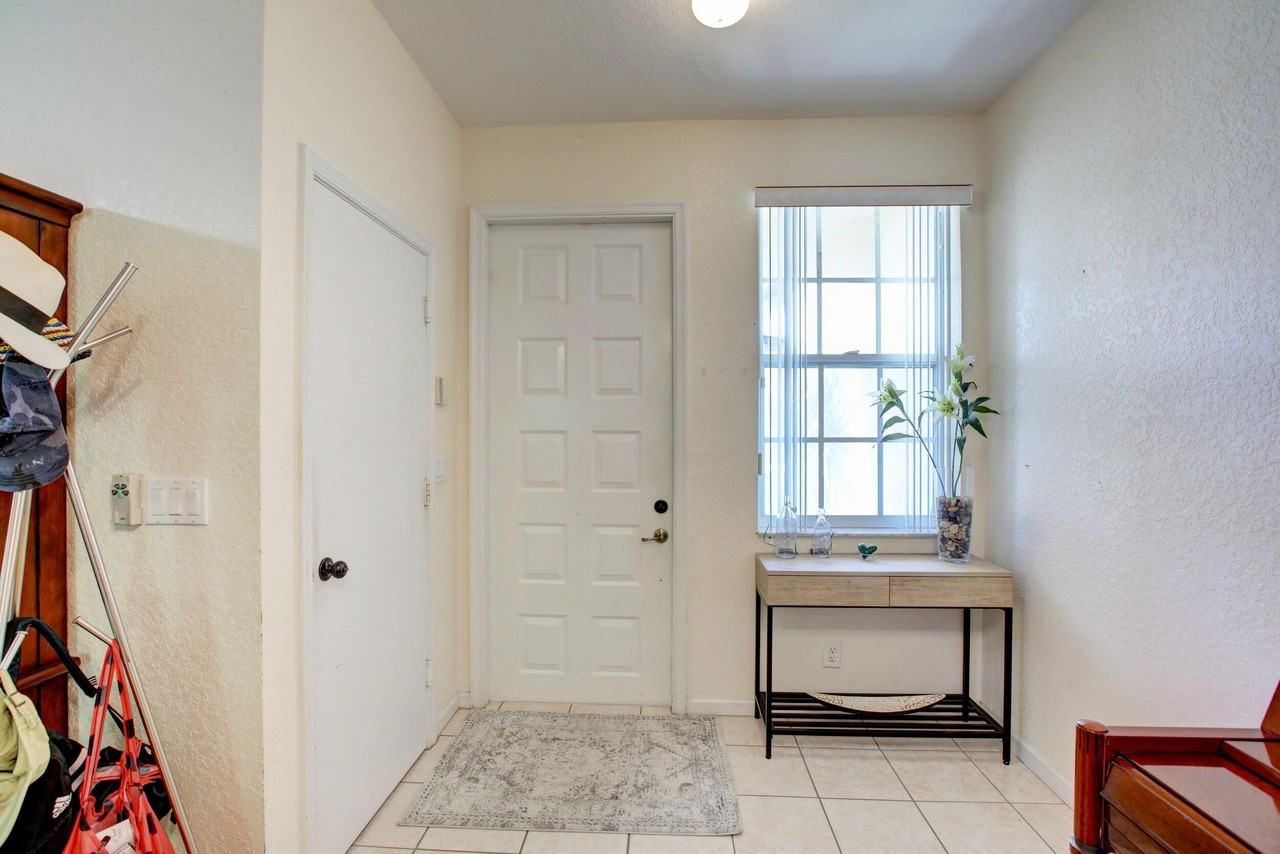 11705 Nw 47th Dr - Photo 5 of 41