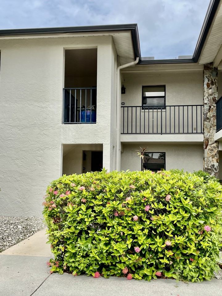 12498 Riverside Dr #205