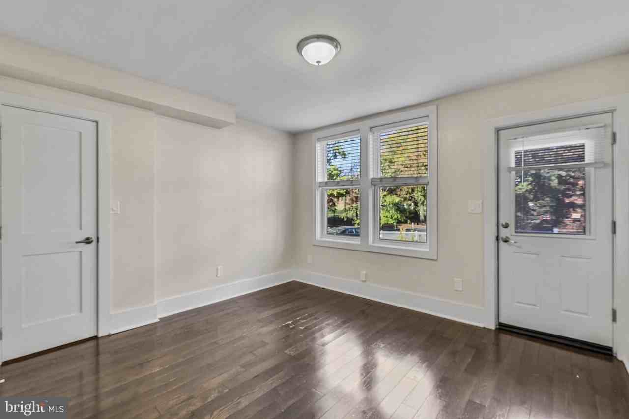 1100 Holbrook Ter Ne #1 - Photo 4 of 21