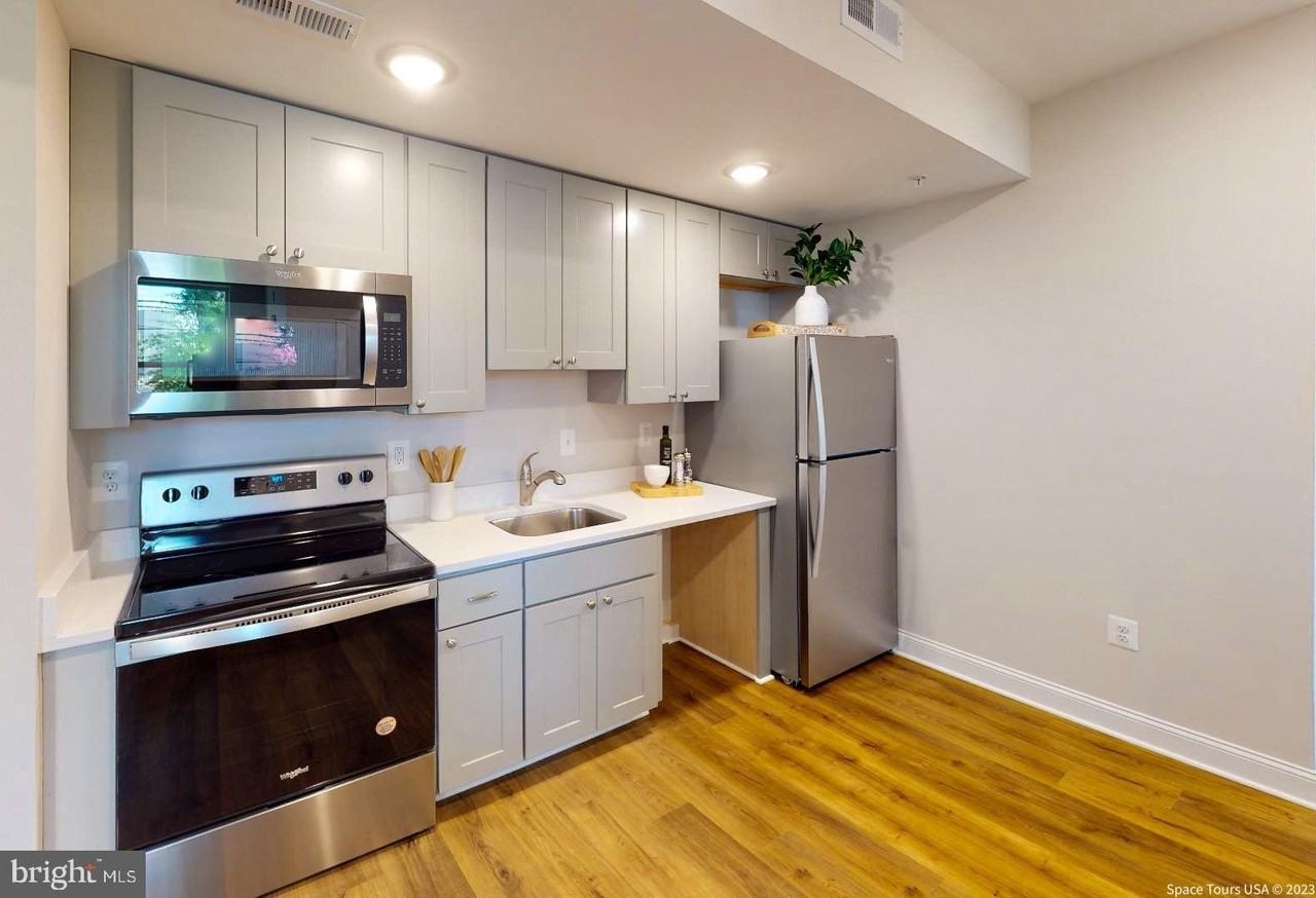 220 Hamilton St Nw #218 - Photo 2 of 11