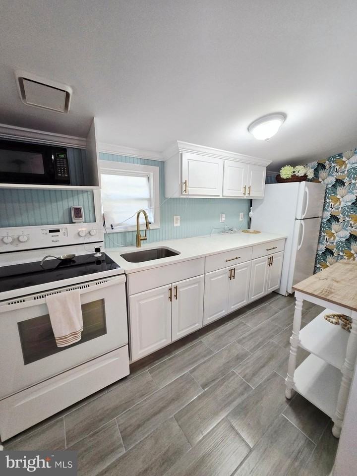 8728 Bayside Rd - Photo 7 of 23