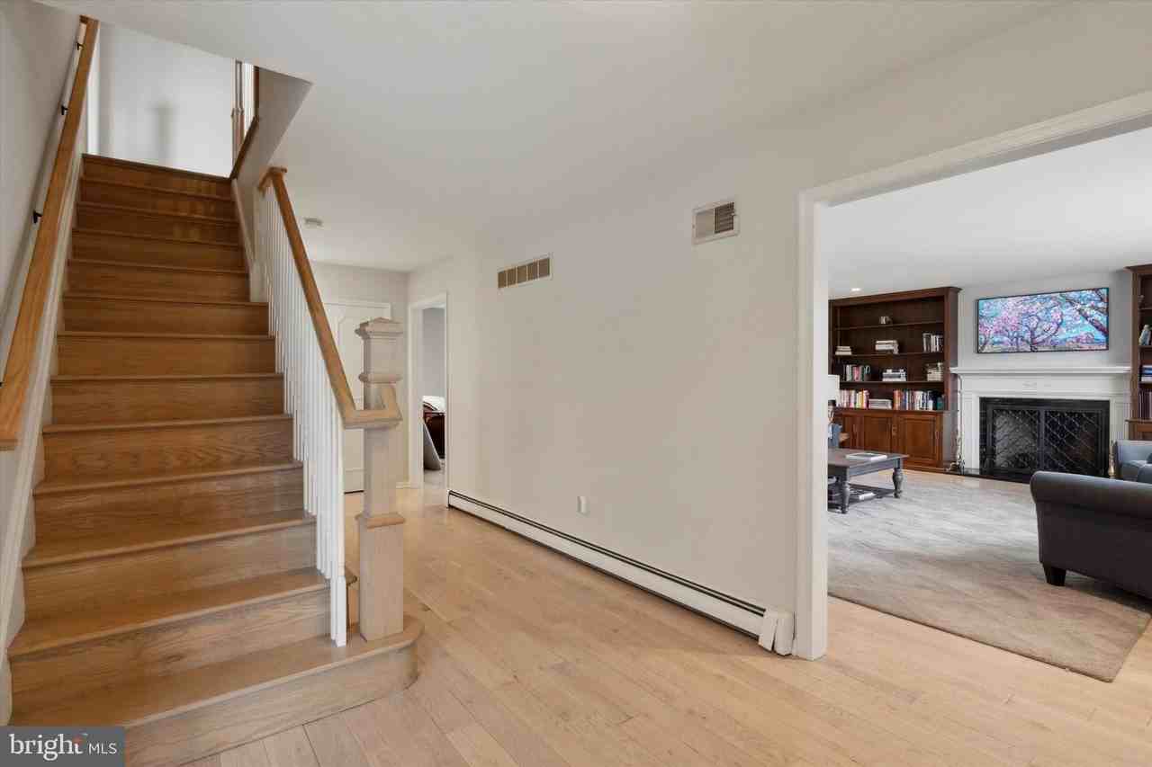 1530 Briar Hill Rd - Photo 3 of 28