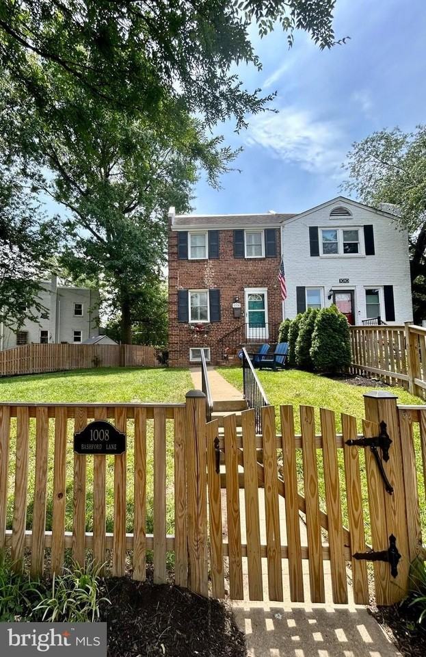1008 Bashford Ln - Photo 2 of 18