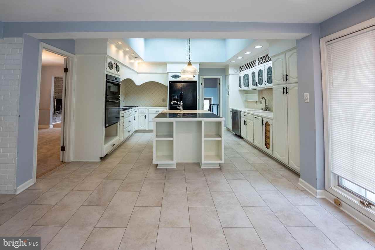6438 Woodville Dr - Photo 4 of 31