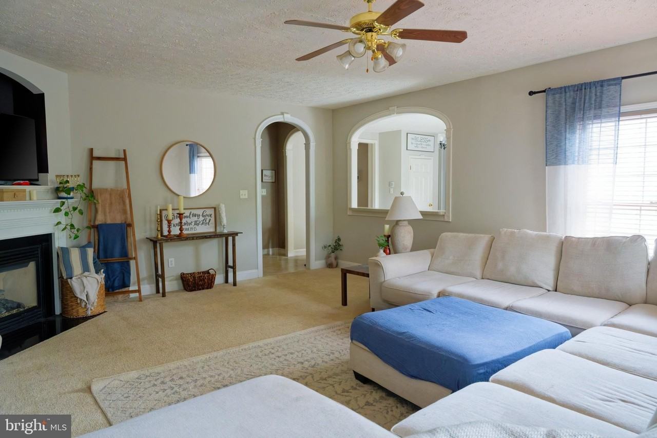 28 Grassland St - Photo 5 of 12