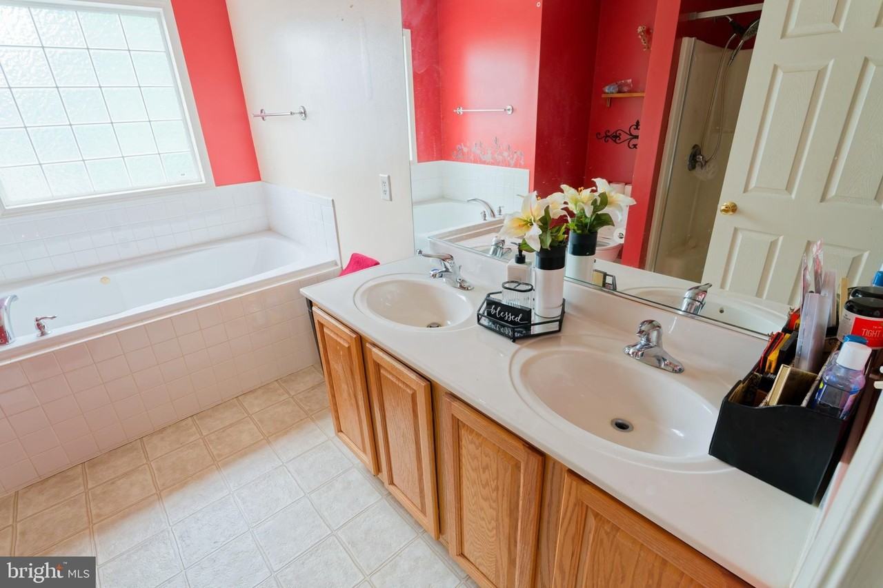 28 Grassland St - Photo 7 of 12