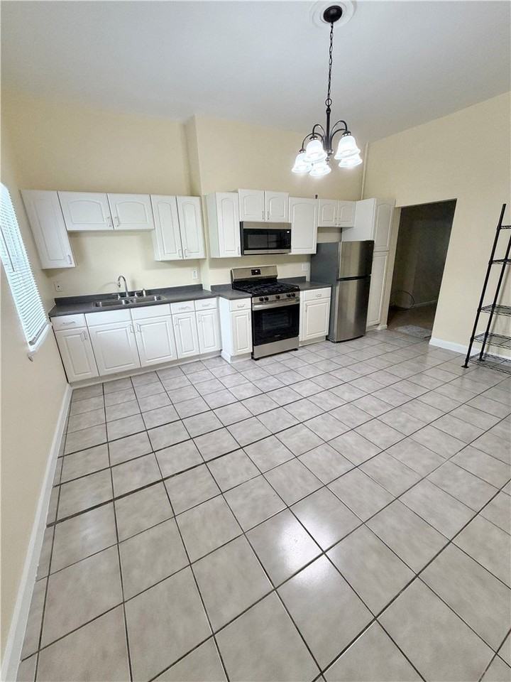 1412 Main St #2 - Photo 6 of 28
