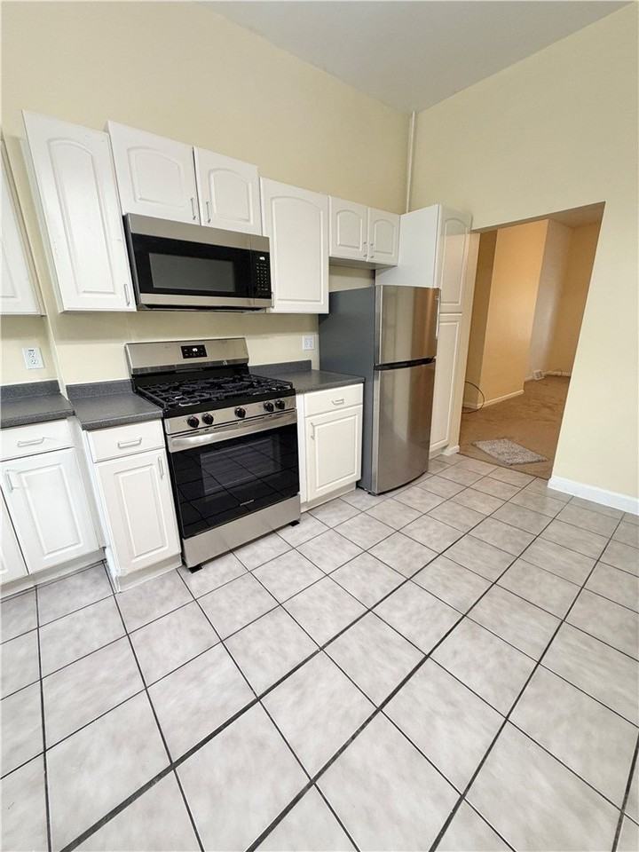 1412 Main St #2 - Photo 7 of 28