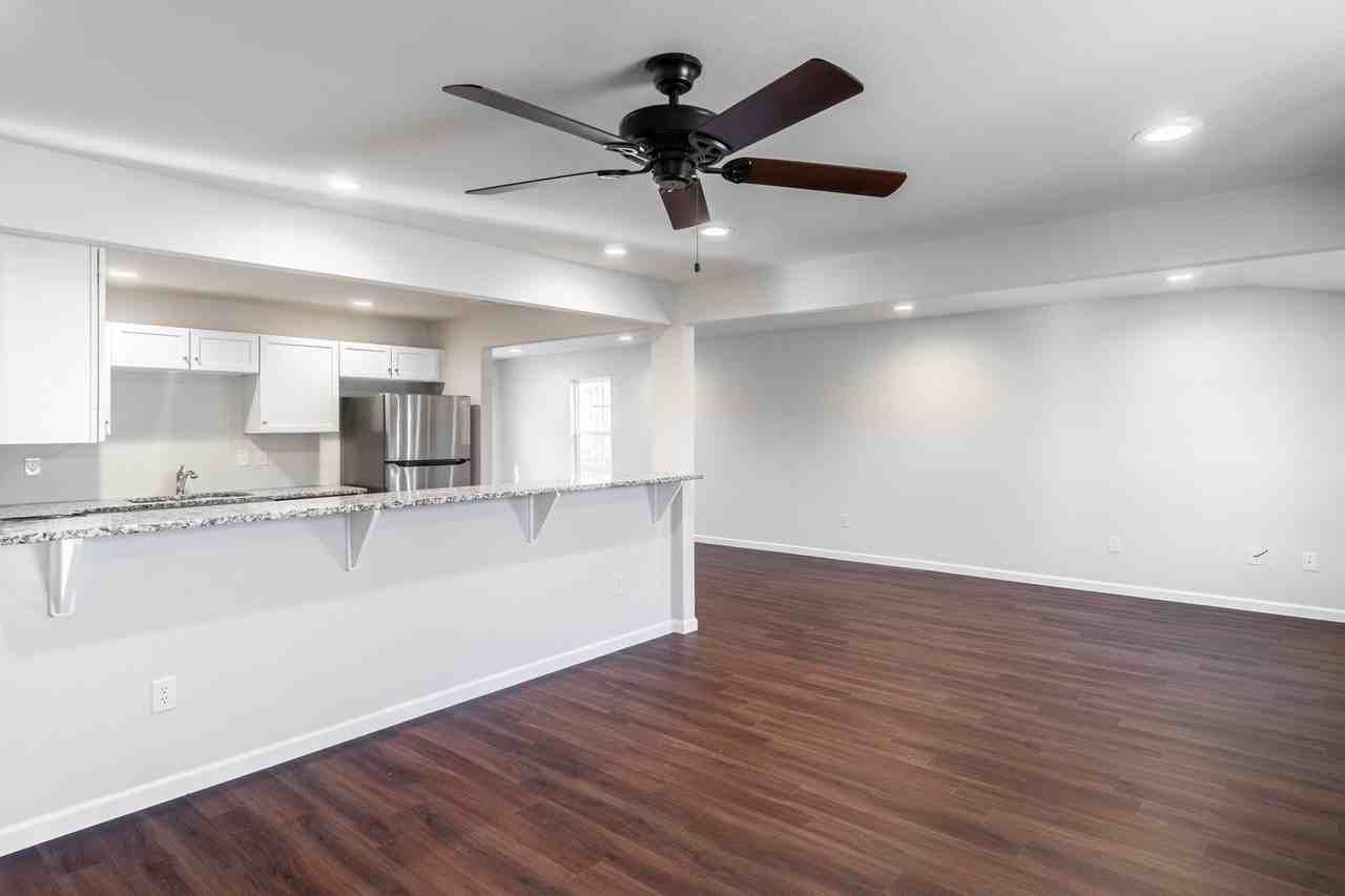 710 W Elm St - Photo 3 of 18