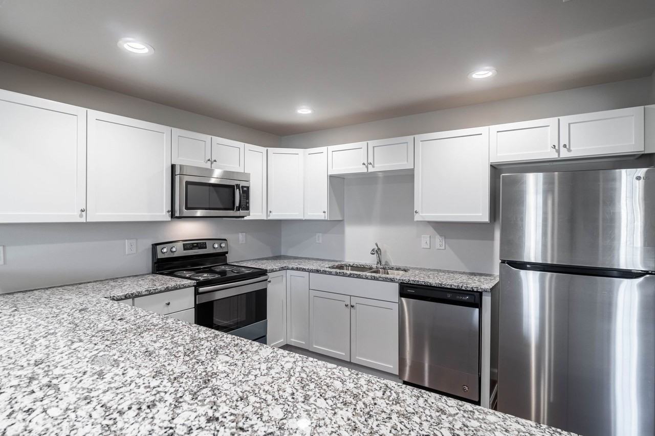 710 W Elm St - Photo 4 of 18