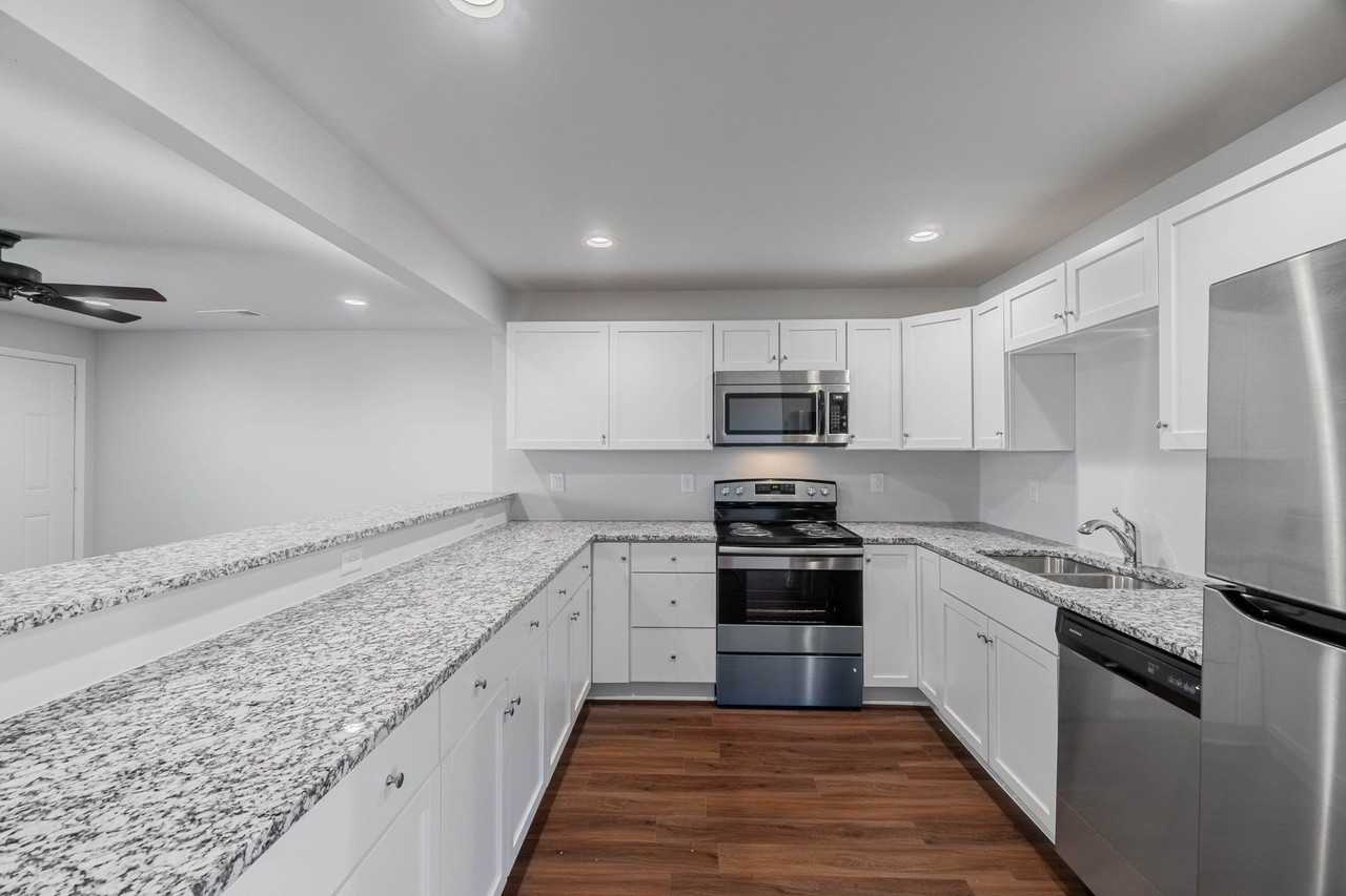 710 W Elm St - Photo 5 of 18