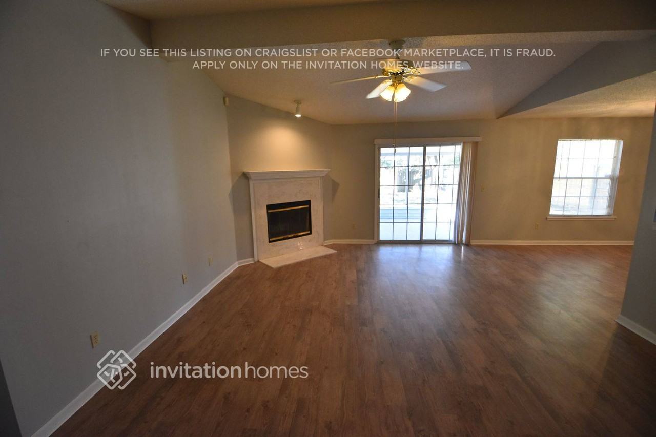 11179 Barbizon Cir E - Photo 2 of 12