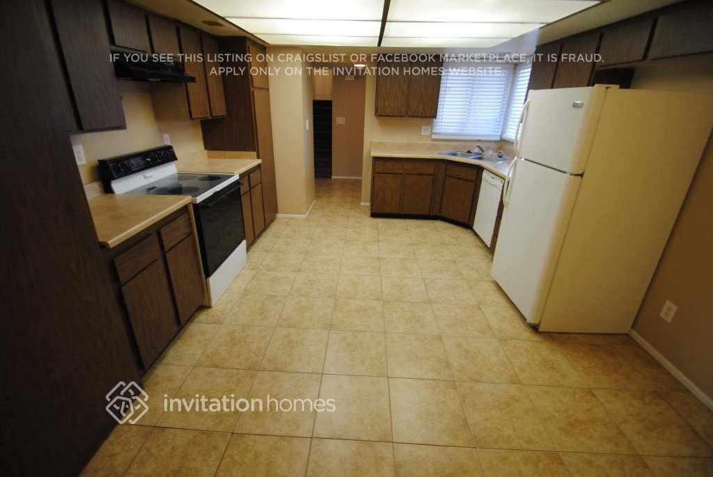 4222 W Denton Ln - Photo 3 of 11