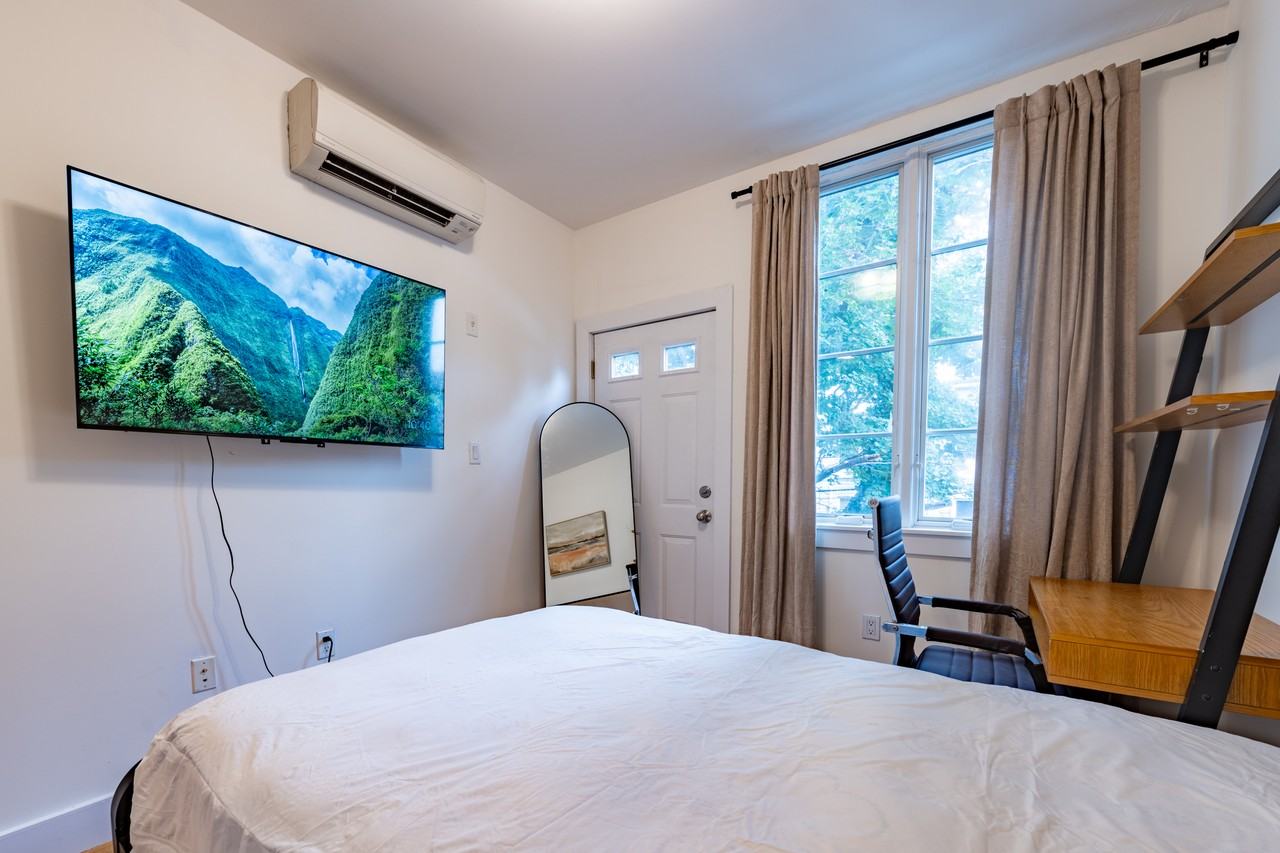 Private Bedroom in 4 Bedroom/4 Bathroom Home - Photo 3 of 11