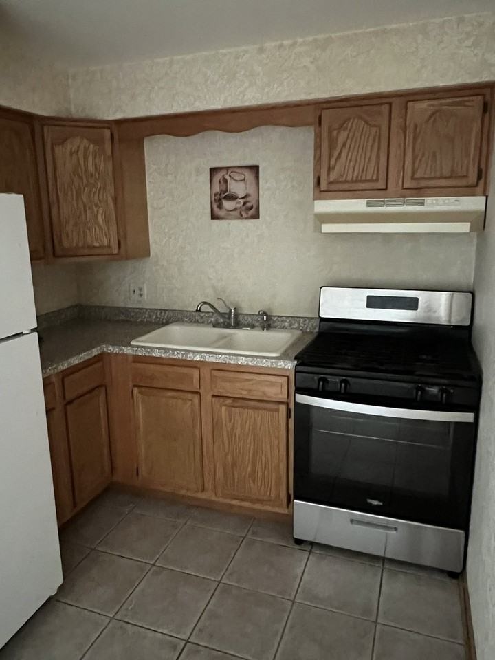 8739 S Roberts Rd - Photo 2 of 15