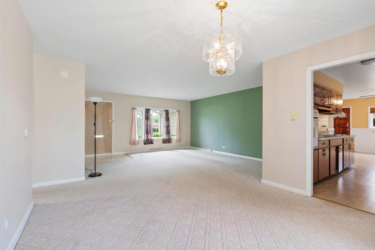 818 Leahy Cir - Photo 3 of 32