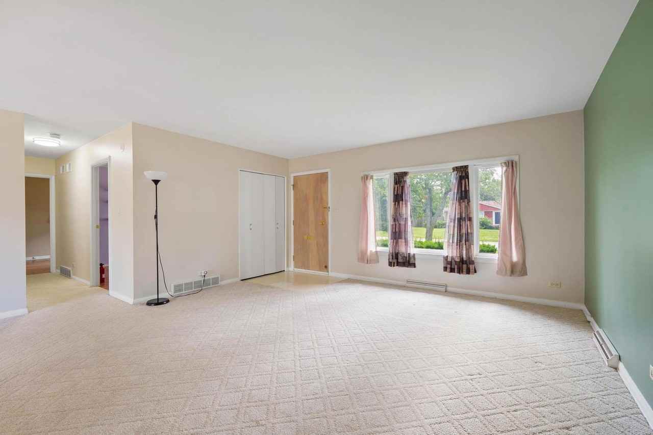 818 Leahy Cir - Photo 4 of 32