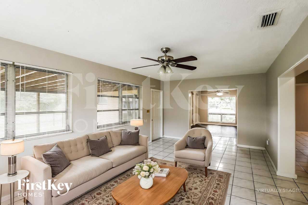 4896 Nwcourt - Photo 3 of 19