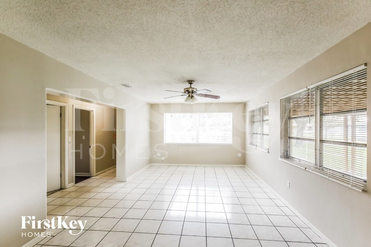 4896 Nwcourt - Photo 4 of 19