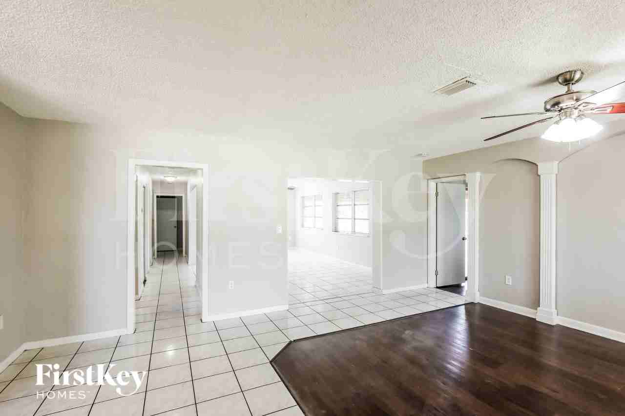 4896 Nwcourt - Photo 7 of 19