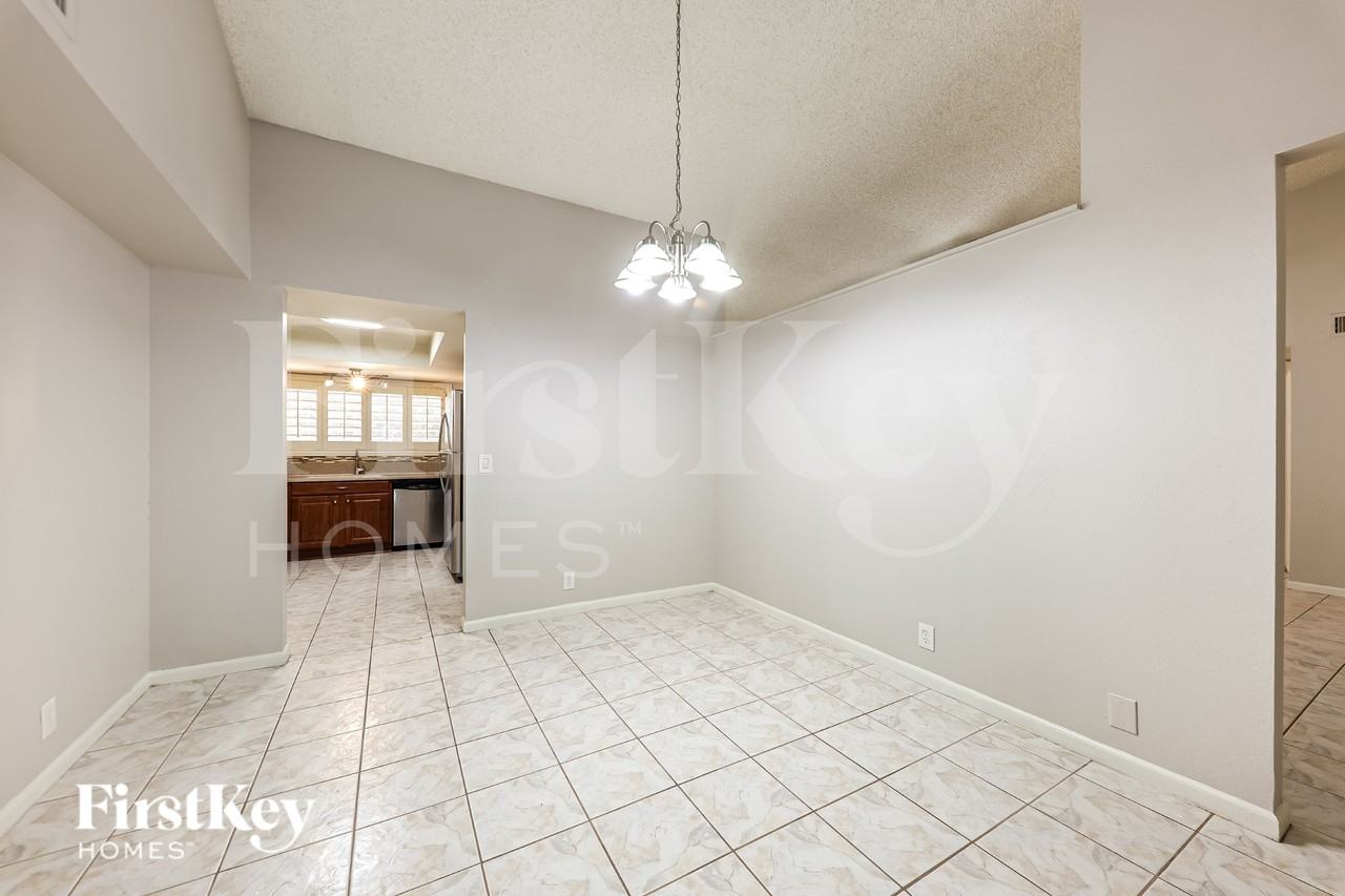 12925 N 73rd Ave - Photo 6 of 19