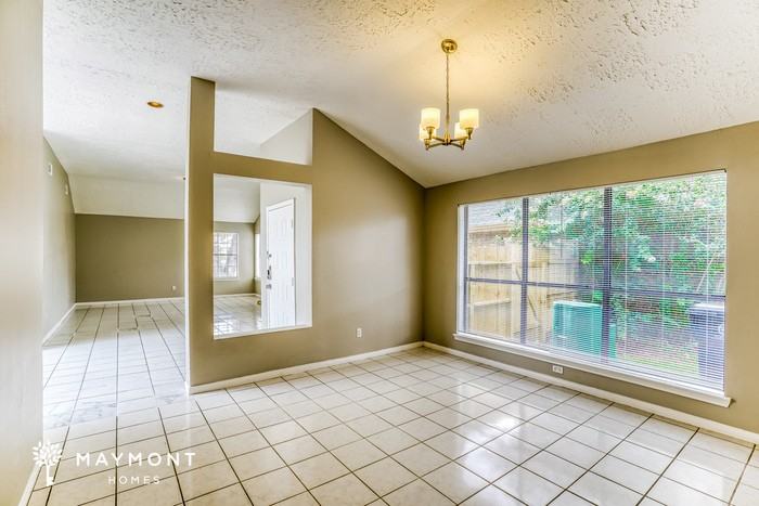 3131 Ashford Bend Dr - Photo 5 of 14