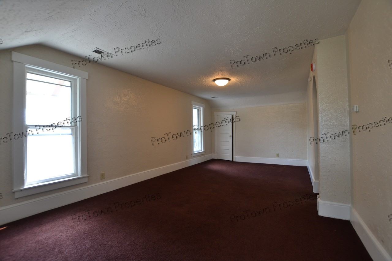 1067 North May Street #2 - Photo 5 of 7