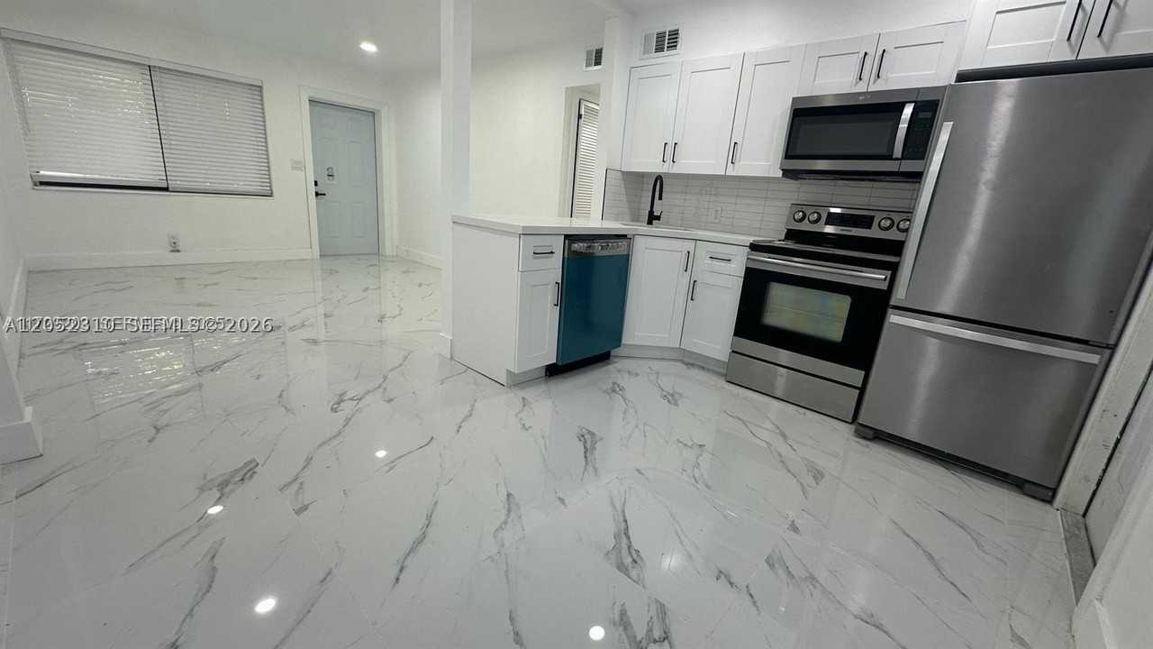 1933 Washington St #1935 - Photo 4 of 8