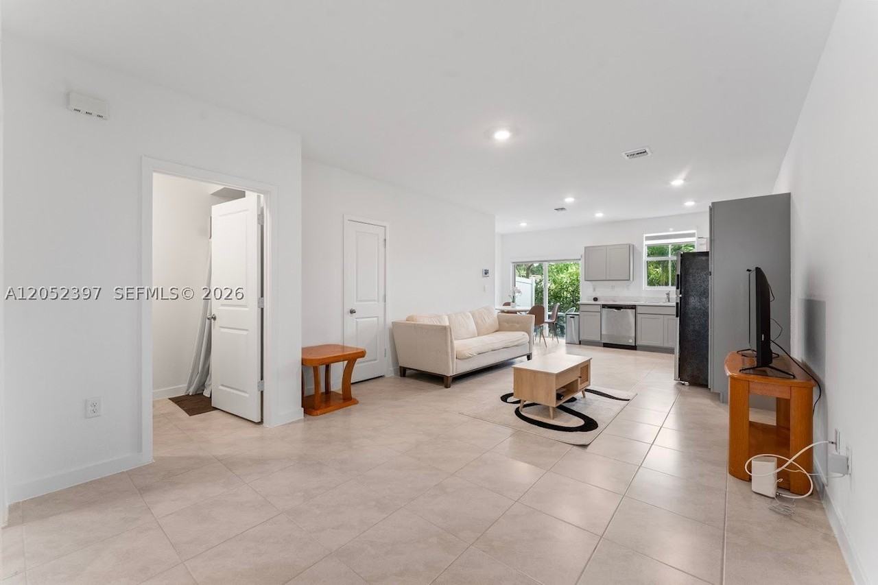 336 Nw 8th Ct - Photo 5 of 33