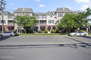 featured image of 1700 Main St #209