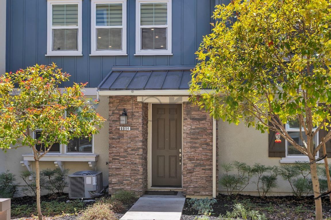 6914 Geyserville St - Photo 2 of 41