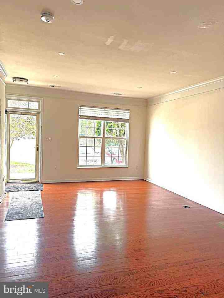 13129 Park Crescent Cir - Photo 4 of 37