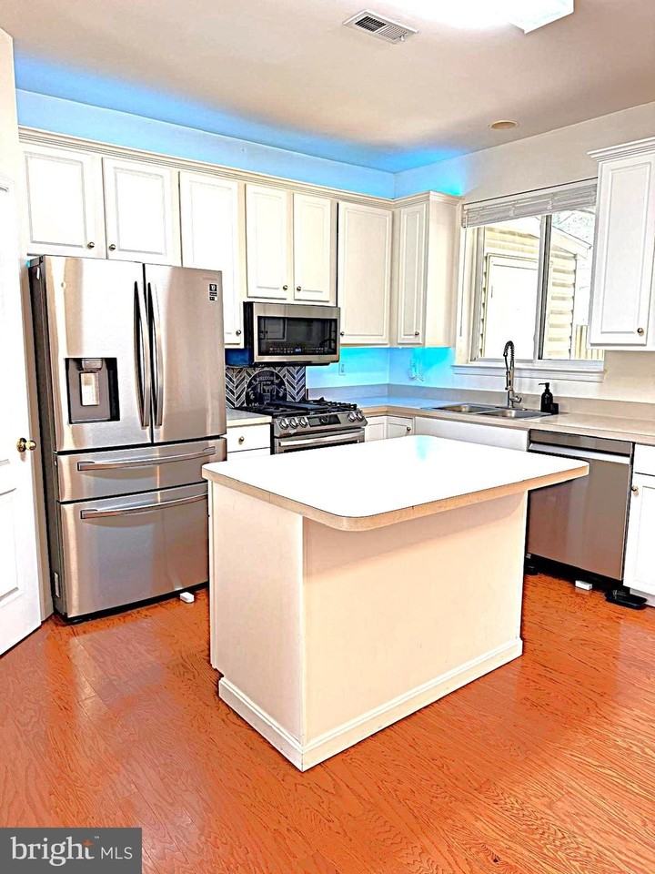 13129 Park Crescent Cir - Photo 7 of 37