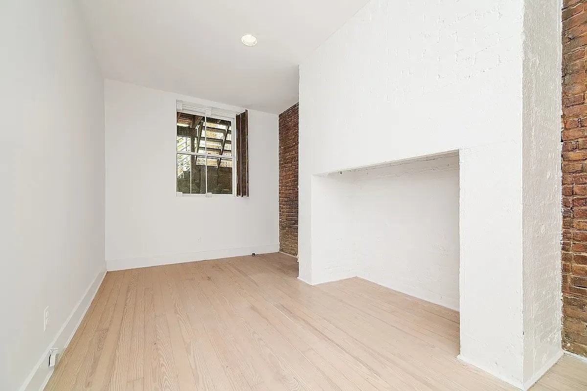 318 W 14th St #1B - Photo 3 of 4