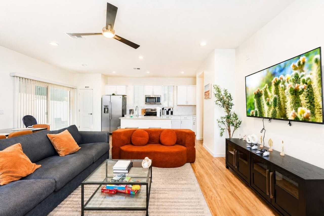 814 E Roma Ave #1581372P - Photo 5 of 50
