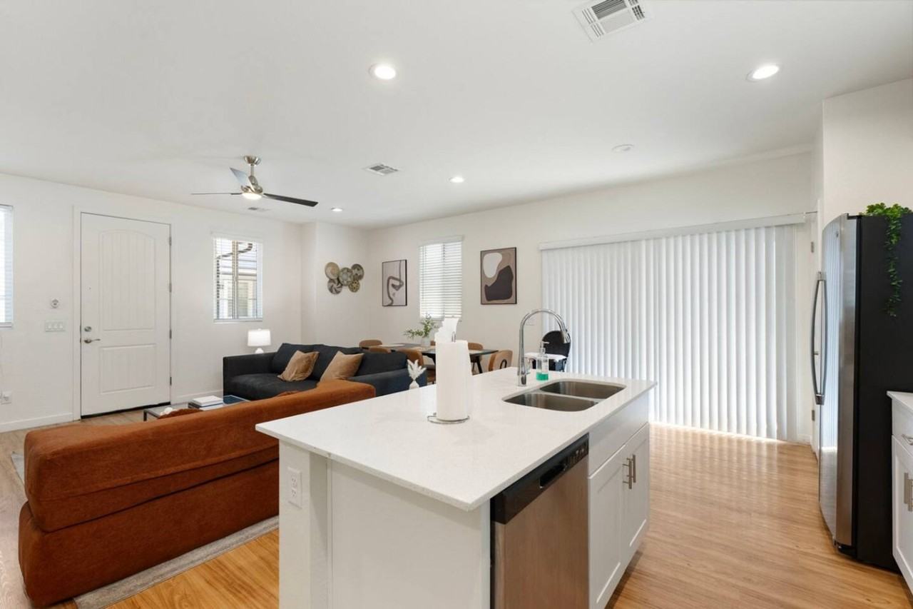 814 E Roma Ave #1581372P - Photo 7 of 50