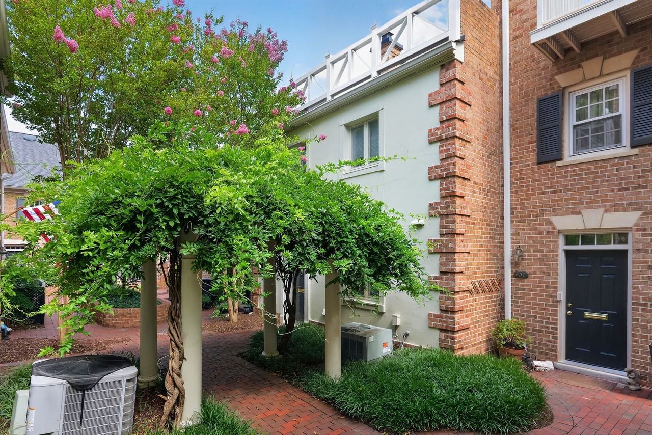 955 N Pitt St - Photo 3 of 21