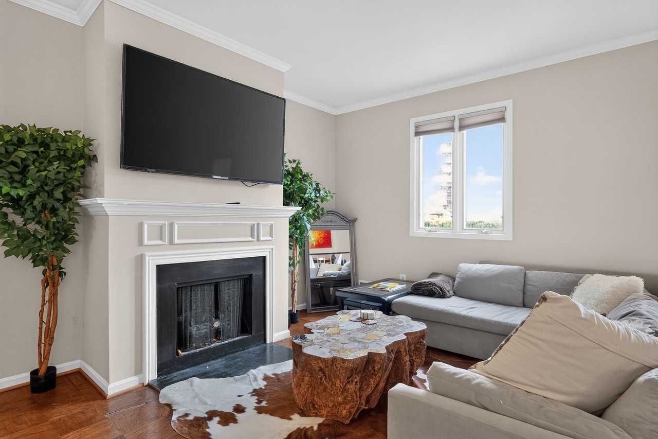 955 N Pitt St - Photo 4 of 21