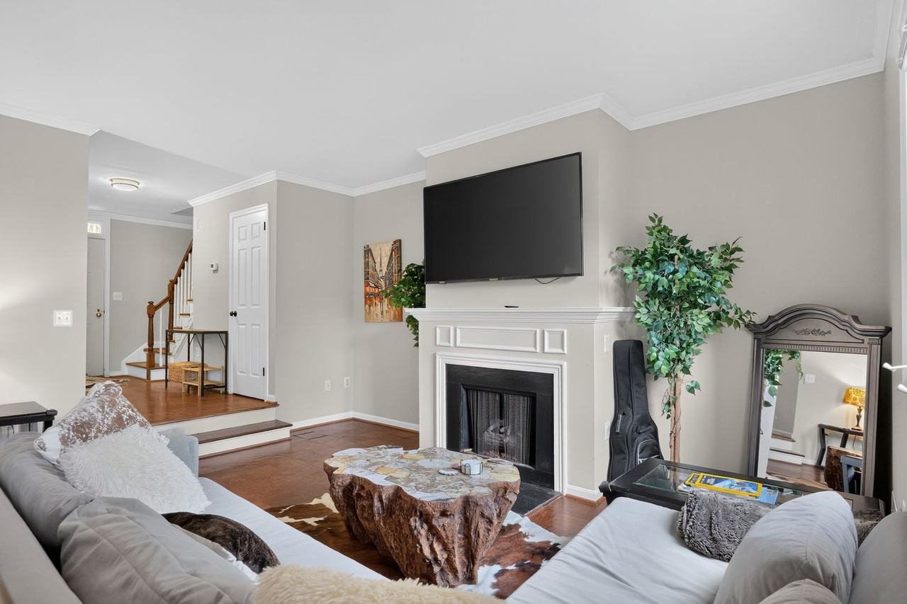 955 N Pitt St - Photo 6 of 21