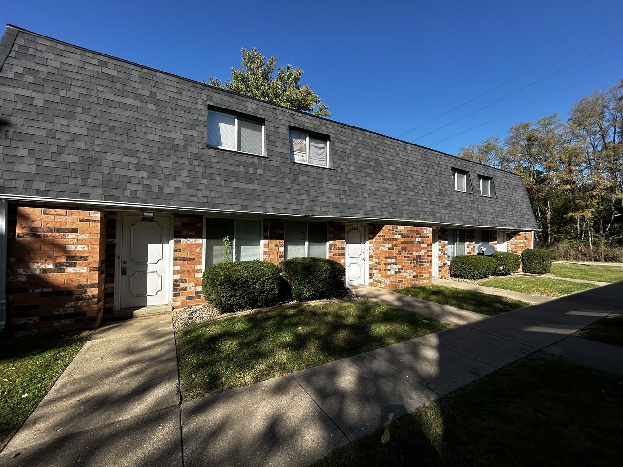 3440 West Richwoods Boulevard - Photo 2 of 14