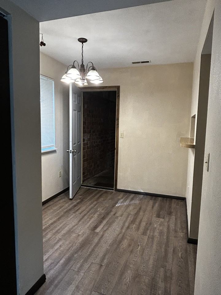 3440 West Richwoods Boulevard - Photo 5 of 14