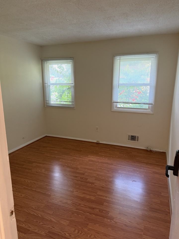 9083 Meadow Heights Road - Photo 5 of 11