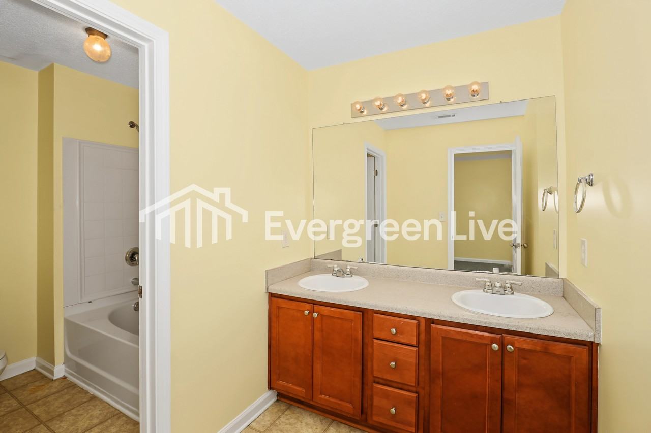 240 Shenandoah Dr - Photo 3 of 12
