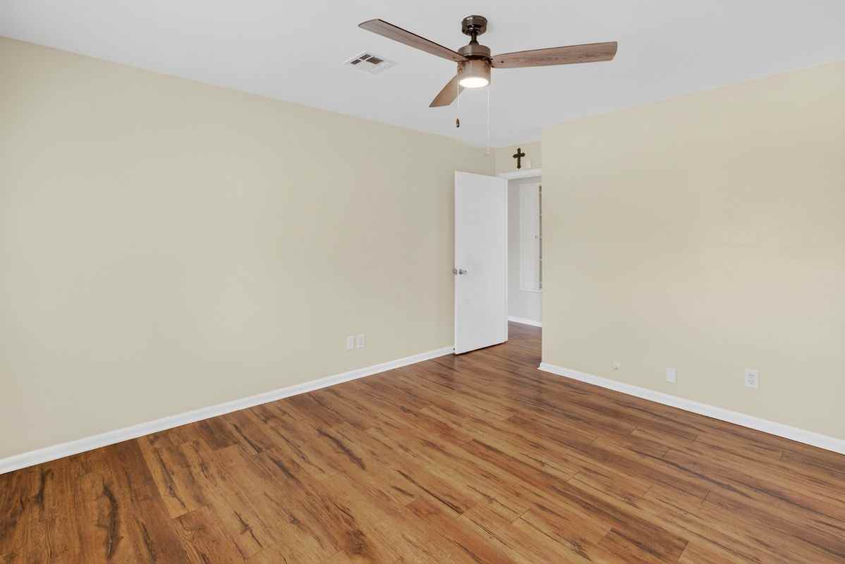 5502 Effingham Dr - Photo 7 of 32