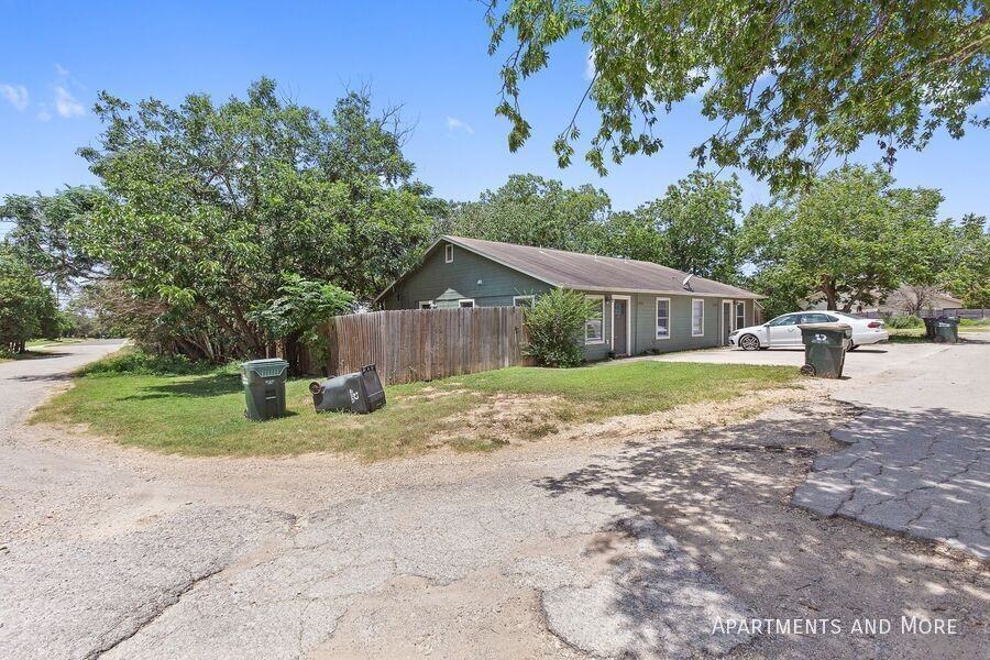1208 Hillyer St - Photo 2 of 15